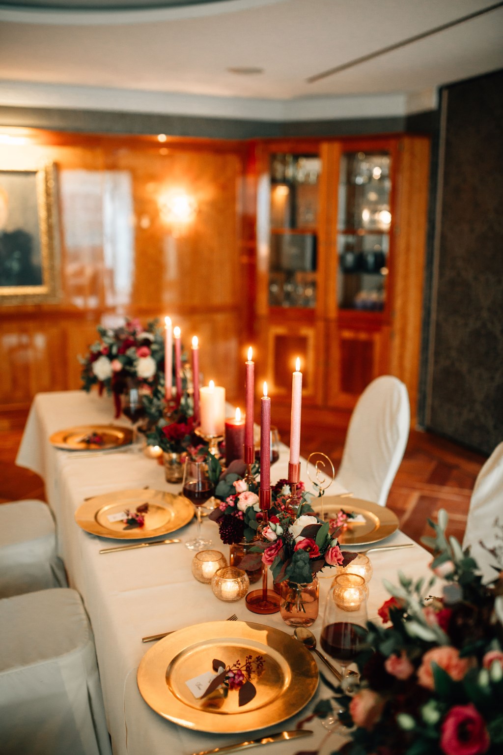 Festlich geschmückte Hochzeitstafel